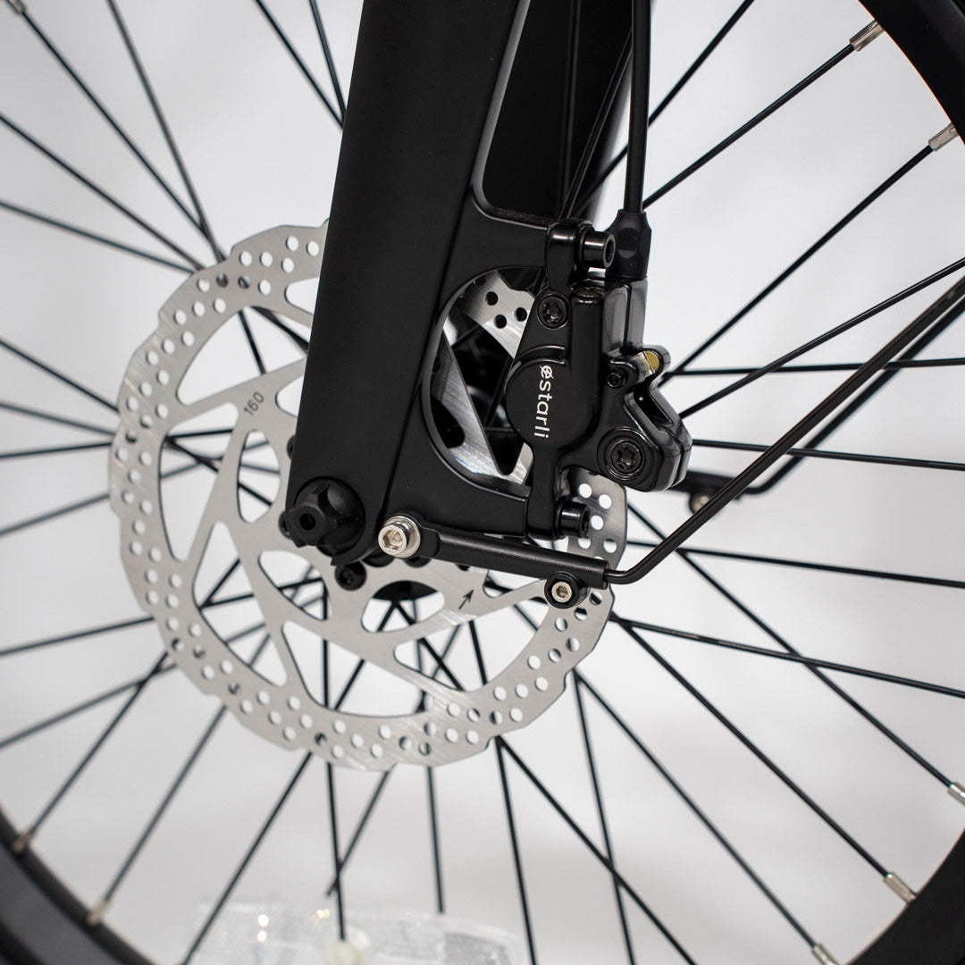 Front disc brake system on the estarli E20.8 Play Hybrid E-Bike, offering reliable stopping power for safe hybrid cycling.