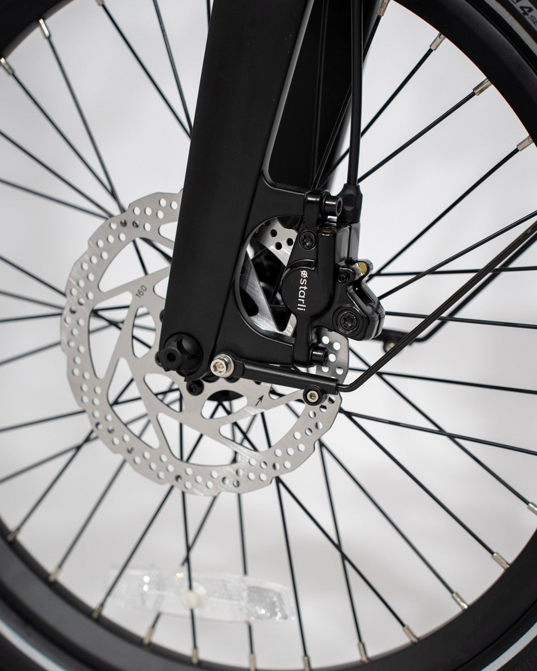 Front disc brake system on the estarli E20.8 Play Hybrid E-Bike, offering reliable stopping power for safe hybrid cycling.