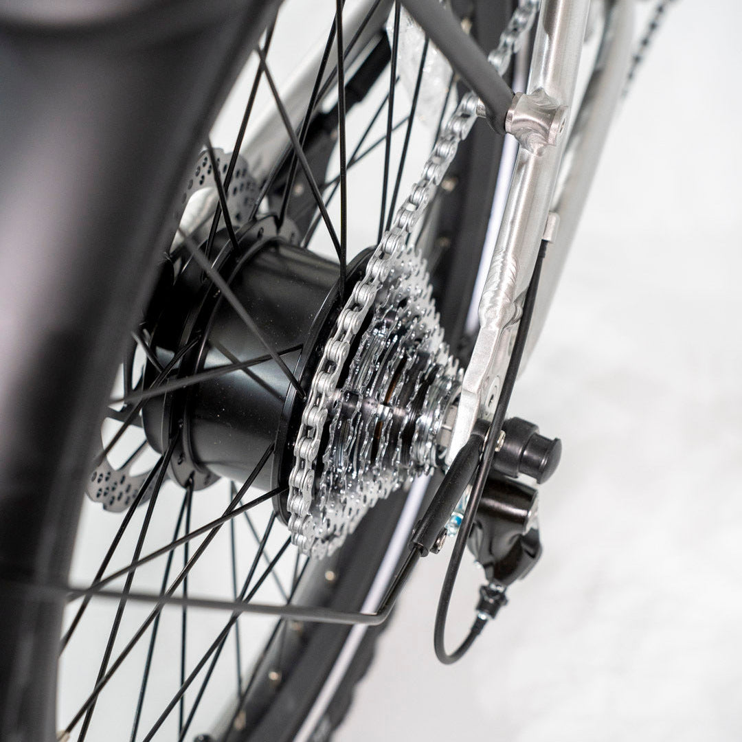Rear hub motor and cassette of the estarli E20.8 Play Hybrid E-Bike, delivering smooth electric assistance for versatile riding.