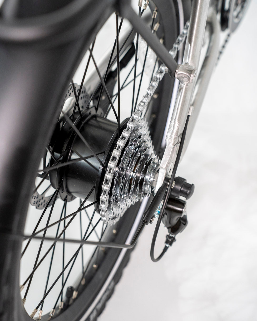 Rear hub motor and cassette of the estarli E20.8 Play Hybrid E-Bike, delivering smooth electric assistance for versatile riding.