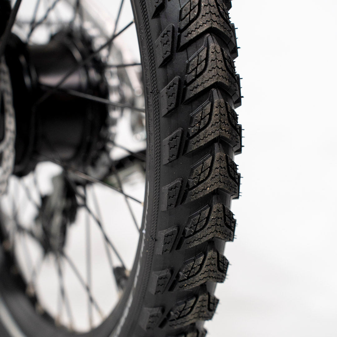 Treaded all-terrain tire of the estarli E20.8 Play Hybrid E-Bike, built for grip and durability on mixed surfaces.