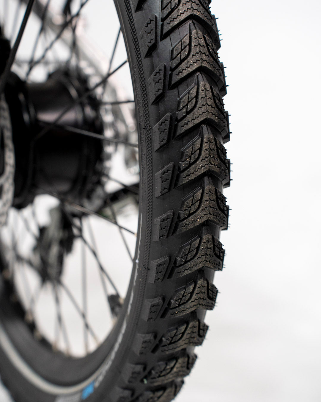 Treaded all-terrain tire of the estarli E20.8 Play Hybrid E-Bike, built for grip and durability on mixed surfaces.
