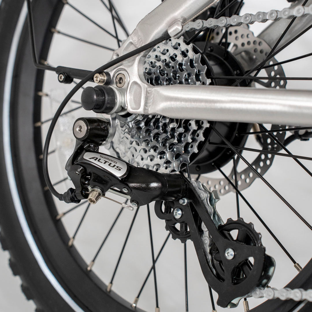 Close-up of the Shimano Altus gear system on the estarli E20.8 Play Hybrid E-Bike, showcasing precision shifting for hybrid cycling.