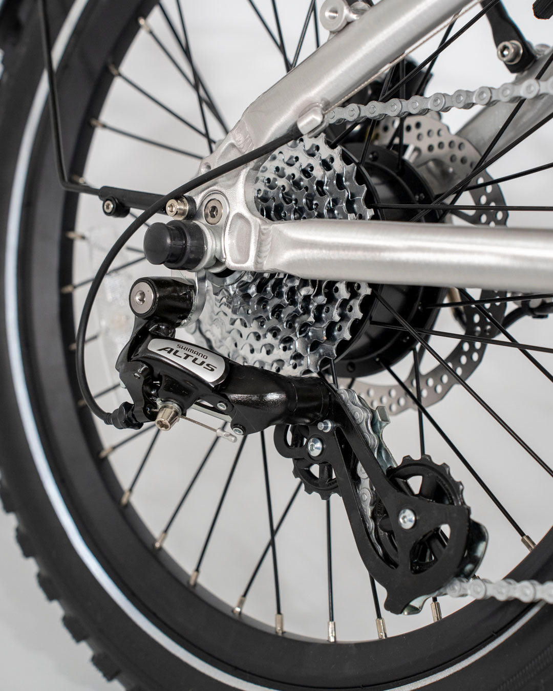 Close-up of the Shimano Altus gear system on the estarli E20.8 Play Hybrid E-Bike, showcasing precision shifting for hybrid cycling.