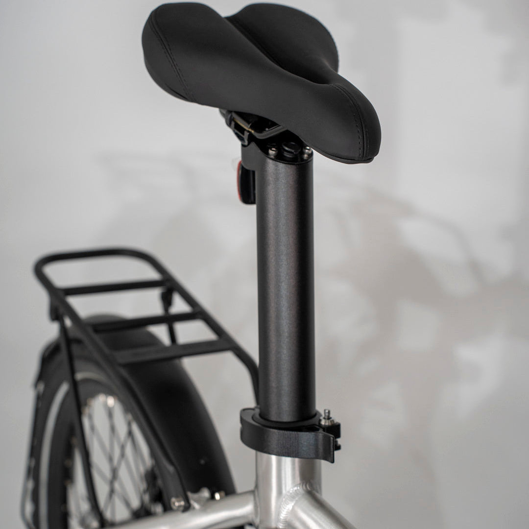 Adjustable saddle and rear cargo rack of the estarli E20.8 Play Hybrid E-Bike, designed for comfort and utility on the go.
