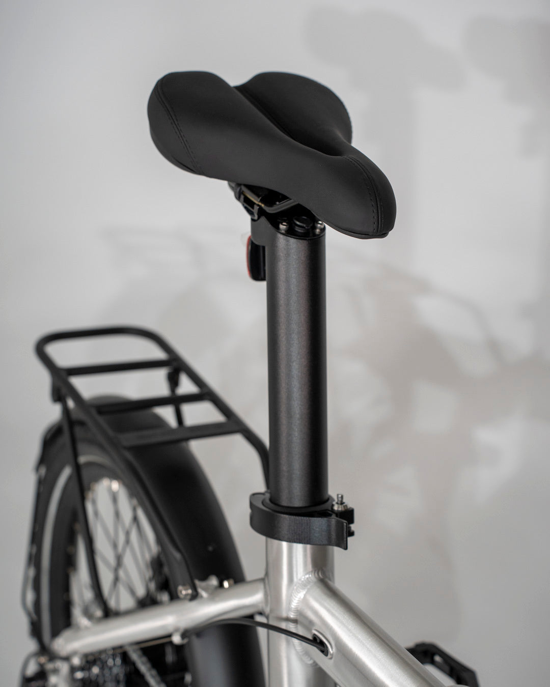 Adjustable saddle and rear cargo rack of the estarli E20.8 Play Hybrid E-Bike, designed for comfort and utility on the go.