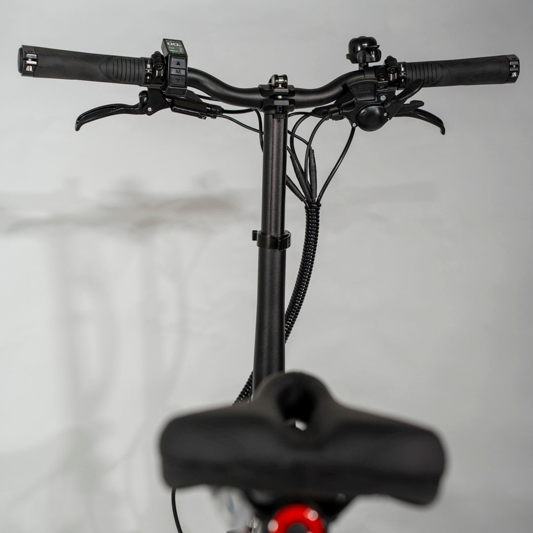 Handlebar view of the estarli E20.8 Play Hybrid E-Bike with digital display and ergonomic grips for enhanced control and ride data.