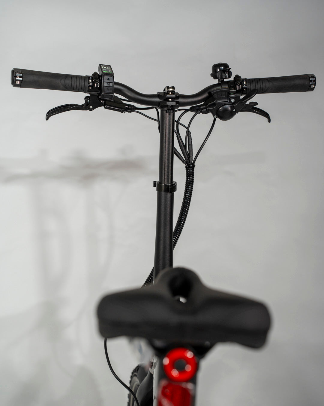 Handlebar view of the estarli E20.8 Play Hybrid E-Bike with digital display and ergonomic grips for enhanced control and ride data.