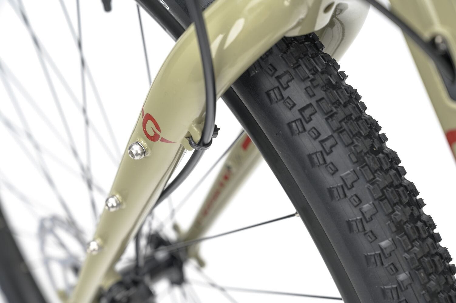 Front fork and tire clearance of the 2025 Genesis Croix De Fer 30 Gravel Bike, optimized for wide tires and off-road capability.