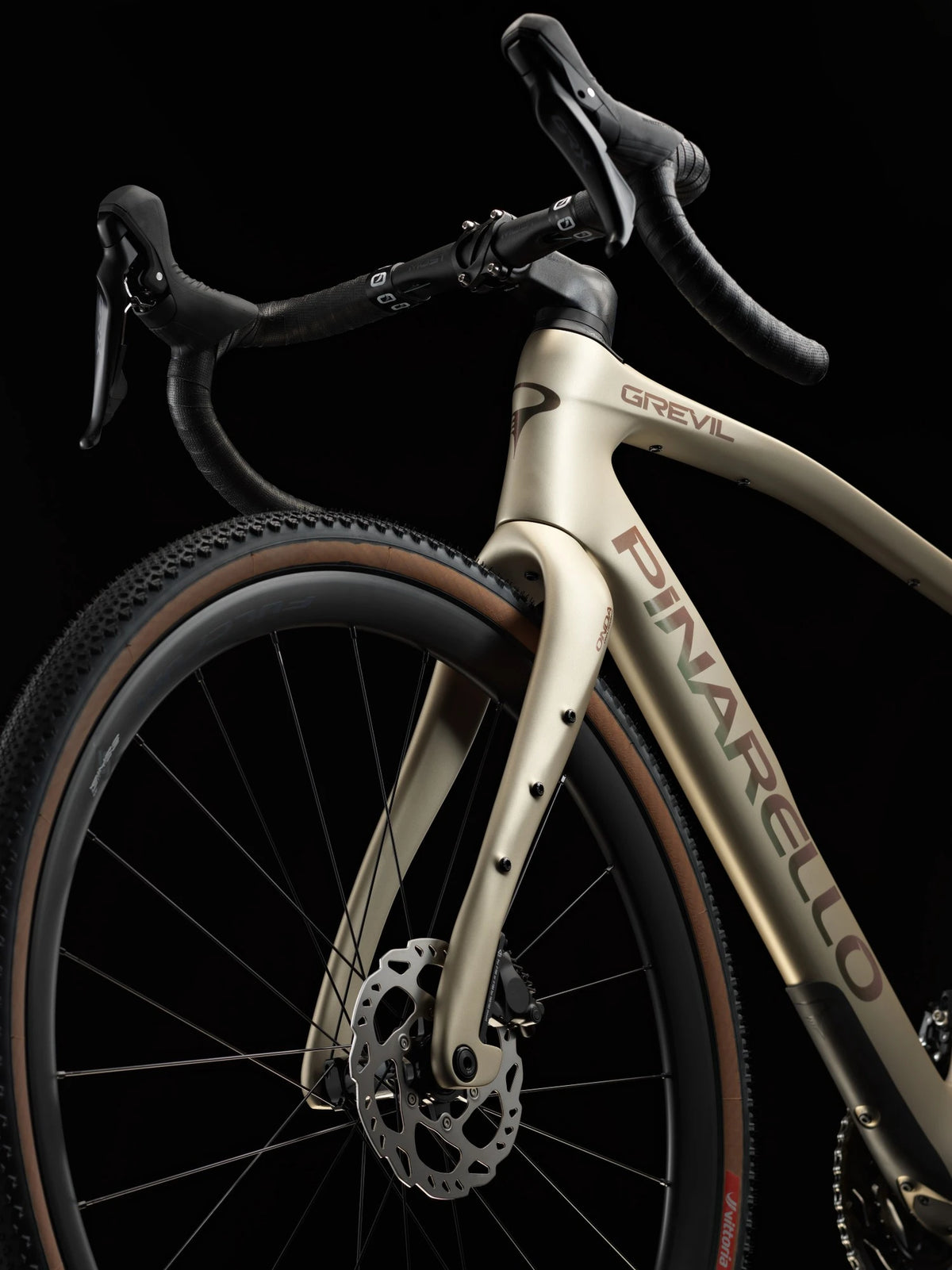 Onda fork and front disc brake on the Altai Dust Pinarello Grevil F1, with the handlebar above.