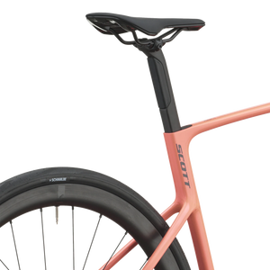 Saddle and seatpost of the peach pink Scott Addict 25 above the dropped seat stays.