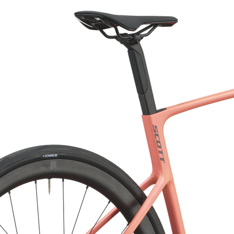 Saddle and seatpost of the peach pink Scott Addict 25 above the dropped seat stays.