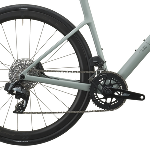 SRAM Rival AXS rear derailleur and cassette on the iron grey Scott Addict 25, with Fulcrum Wind 42 carbon wheel.