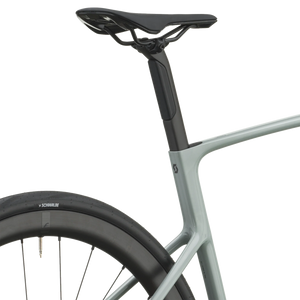 Saddle and seatpost of the iron grey Scott Addict 25 above the dropped seat stays.