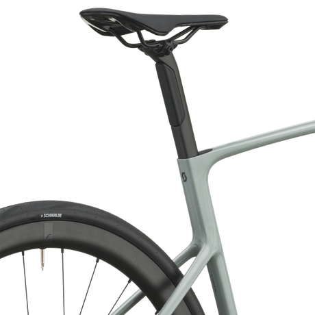 Saddle and seatpost of the iron grey Scott Addict 25 above the dropped seat stays.