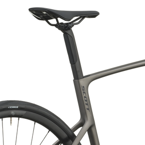 Saddle and seatpost of the tungsten grey Scott Addict 50 above the dropped seat stays.