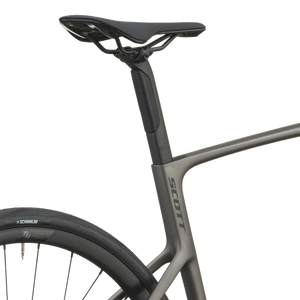 Saddle and seatpost of the tungsten grey Scott Addict 50 above the dropped seat stays.