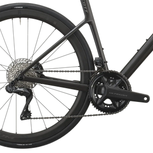 Shimano Ultegra drivetrain on the carbon black Scott Addict 20, with rear cassette, derailleur and Schwalbe One tyre.