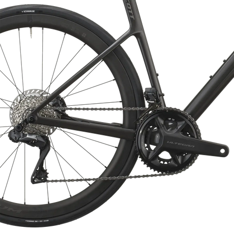 Shimano Ultegra drivetrain on the carbon black Scott Addict 20, with rear cassette, derailleur and Schwalbe One tyre.