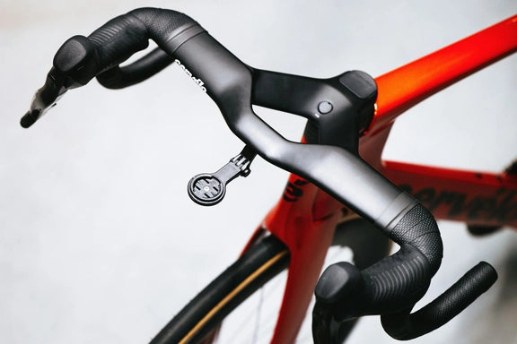Close-up of Cervélo S5 Red XPLR AXS 1's integrated aero handlebar with ergonomic grips and mount, enhancing control and aerodynamics.