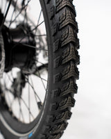 Treaded all-terrain tire of the estarli E20.8 Play Hybrid E-Bike, built for grip and durability on mixed surfaces.