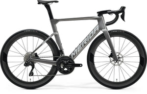 Merida Reacto 6000 Road Bike in sleek gray finish, featuring Shimano 105 Di2 groupset, disc brakes, and carbon aero frame for optimal racing efficiency.