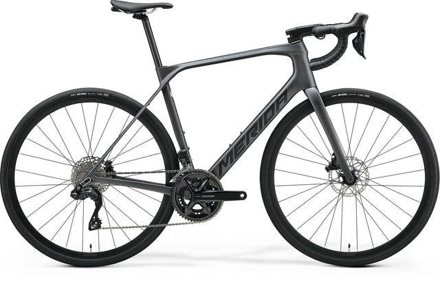 Merida Scultura Endurance 6000 Road Bike with a lightweight carbon frame, endurance geometry, and disc brakes for a smooth and efficient ride.