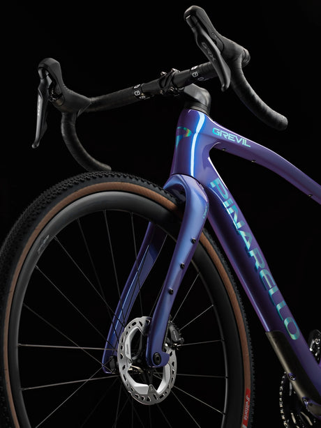 Onda fork and front disc brake on the Patagonia Frost Pinarello Grevil F3, with the handlebar above.