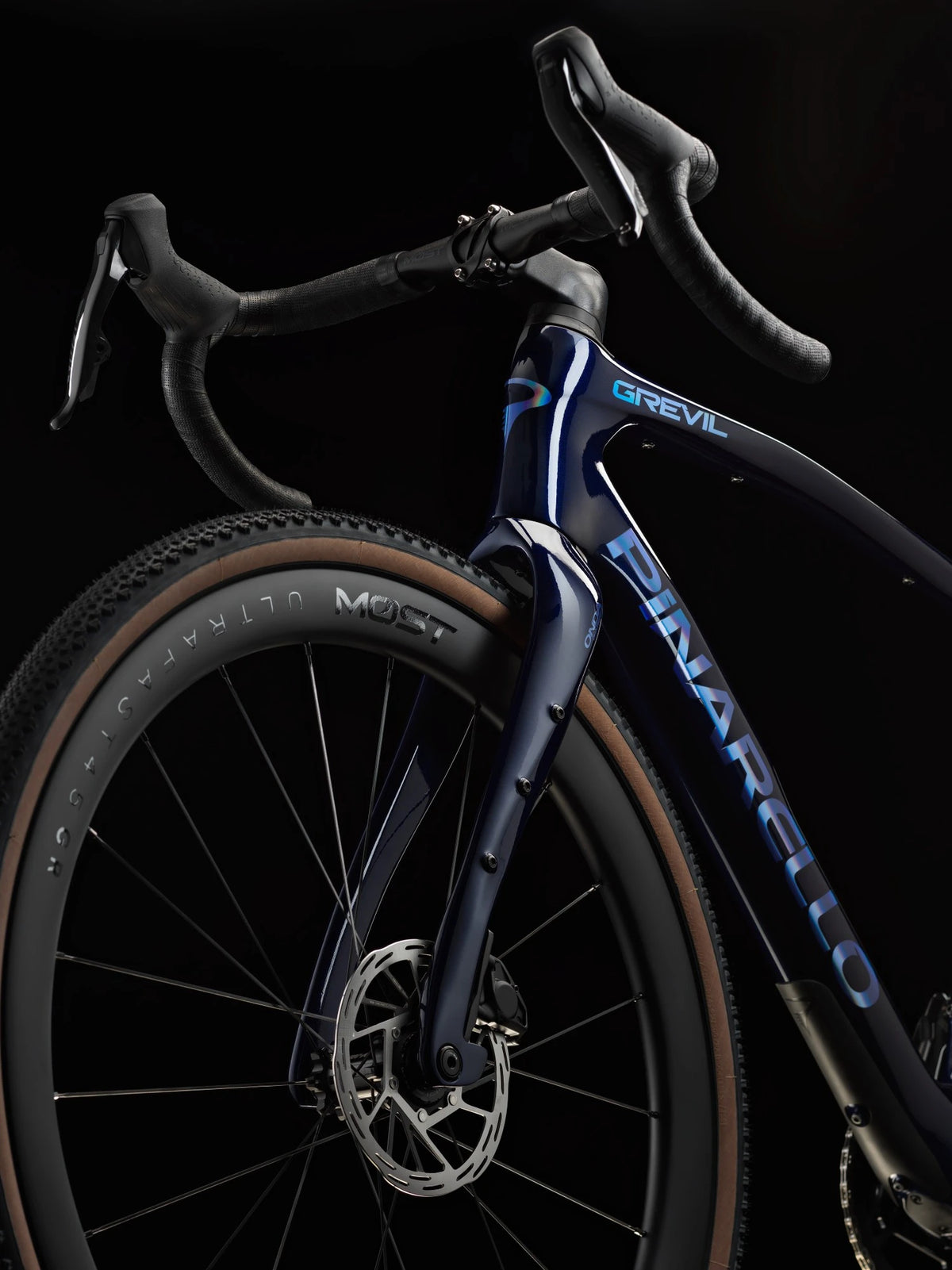 Onda fork and front disc brake on the Lapland Sky Pinarello Grevil F5, with the handlebar above.