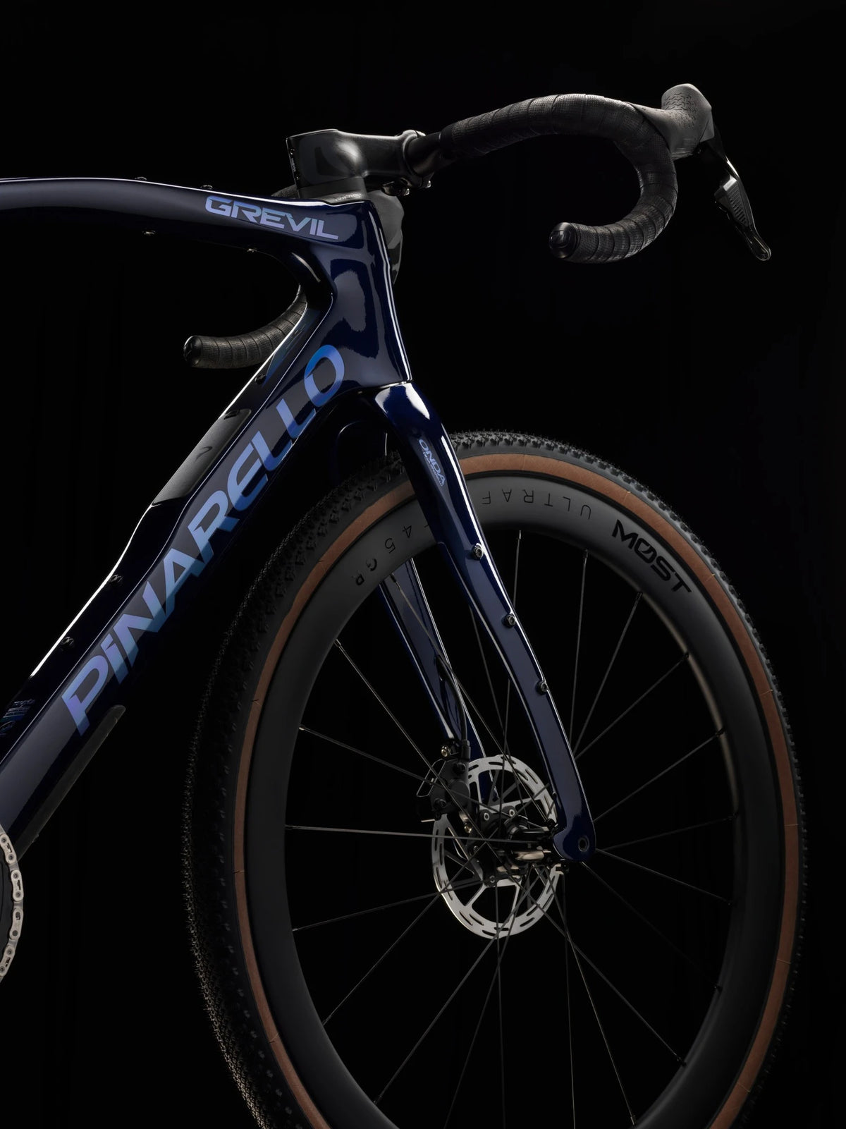 Front end of the Lapland Sky Pinarello Grevil F5 with the Onda fork, head tube and front wheel.