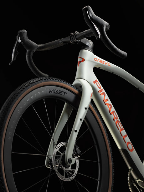 Onda fork and front disc brake on the Moab Amber Pinarello Grevil F7, with the handlebar above.